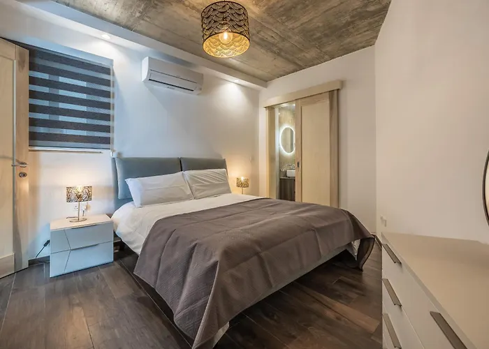Brand New Home Close To All Amenities. An Exceptionally Chic Get-Away!